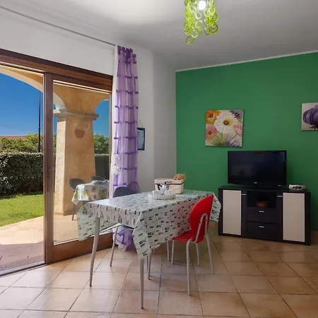 Smeralda - Pool, Private Garden & 100m Appartamento Olbia
